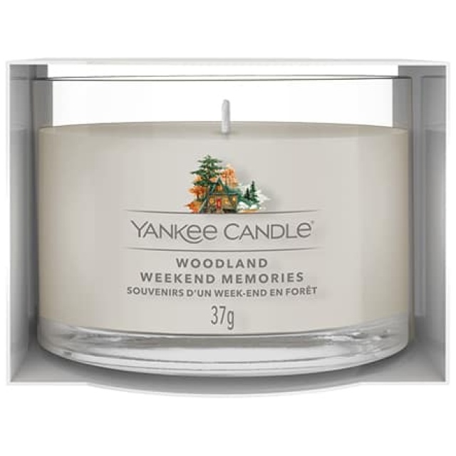 La Yankee Candle Woodland Weekend Memories  la scelta perfetta per chi desidera ricreare l'atmosfera rilassante di un fine settimana immerso nella...