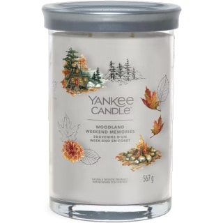 La Yankee Candle Woodland Weekend Memories è la scelta perfetta per chi desidera ricreare l'atmosfera rilassante di un fine settimana immerso nella...