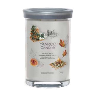 Prodotti in promozione 549 La Yankee Candle Woodland Weekend Memories è la scelta perfetta per chi desidera ricreare l'atmosfera rilassante di un fine settimana immerso nella...