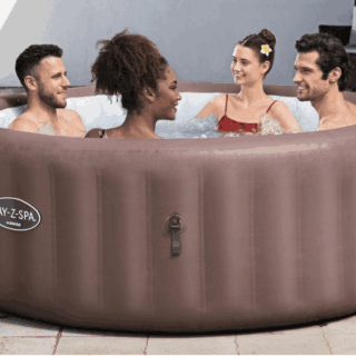Il Bestway Lay-Z-Spa Hawaii MaxHold EnergySense UltraFit Smart è un jacuzzi gonfiabile progettato per offrire un'esperienza di benessere a casa...