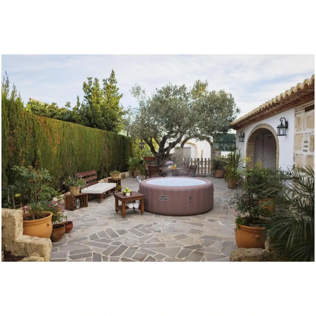 Il Bestway Lay-Z-Spa Hawaii MaxHold EnergySense UltraFit Smart è un jacuzzi gonfiabile progettato per offrire un'esperienza di benessere a casa...