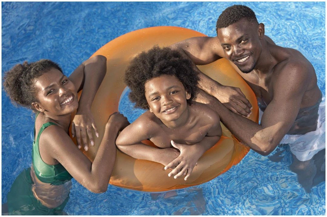 BESTWAY PISCINA STEEL PRO MAX OVALE CM.610X366X122 Quando arriva l'estate, non c'è niente di meglio che avere una piscina in giardino per rinfrescarsi, rilassarsi e divertirsi in compagnia. La Bestway...