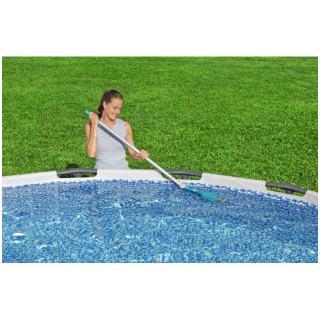 Pulire la piscina o la spa non è mai stato così semplice. Con l'aspiratore a batteria Bestway Aquatech, dire addio a foglie, sabbia e piccoli detriti...