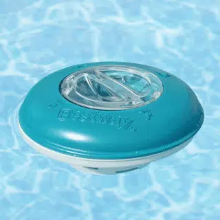 Il dispenser di cloro galleggiante Bestway da 16,5 cm &egrave; la soluzione pratica ed efficace per mantenere l'acqua della tua piscina sempre pulita e...