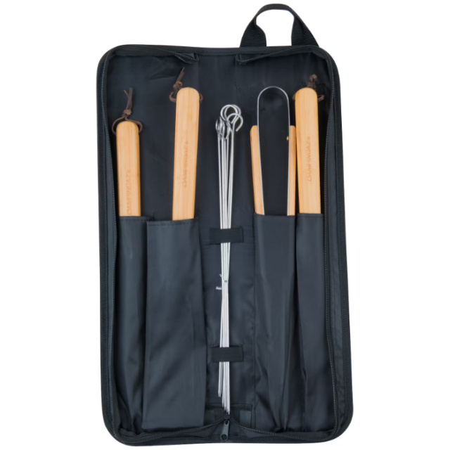Organizzare e trasportare gli accessori per il barbecue non  mai stato cos semplice grazie alla borsa utensili in tessuto Campingaz. Realizzata con...