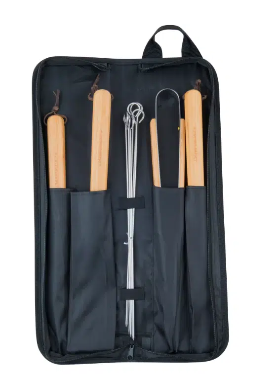 CAMPING GAZ ITALIA SRL BORSA UTENSILI IN TESSUTO Organizzare e trasportare gli accessori per il barbecue non è mai stato così semplice grazie alla borsa utensili in tessuto Campingaz. Realizzata con...