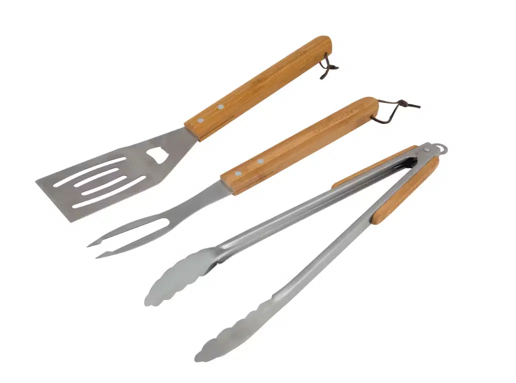 CAMPING GAZ ITALIA SRL KIT 3 UTENSILI CON MANICO IN LEGNO Per chi ama il barbecue e vuole unire tradizione e praticità, il Kit Utensili Campingaz con manico in legno è la scelta perfetta. Questo set...