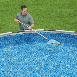 Mantenere la tua piscina pulita ogni giorno può sembrare una seccatura. ma con il retino di superficie Bestway Aquascoop con manico telescopico,...
