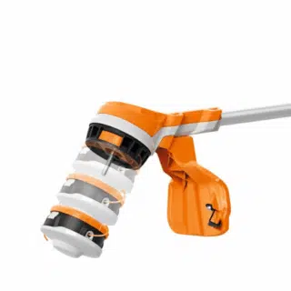 Il decespugliatore a batteria STIHL FSA 70 R &egrave; la scelta perfetta per lavori di giardinaggio privati, come il taglio dell'erba di media altezza, la...