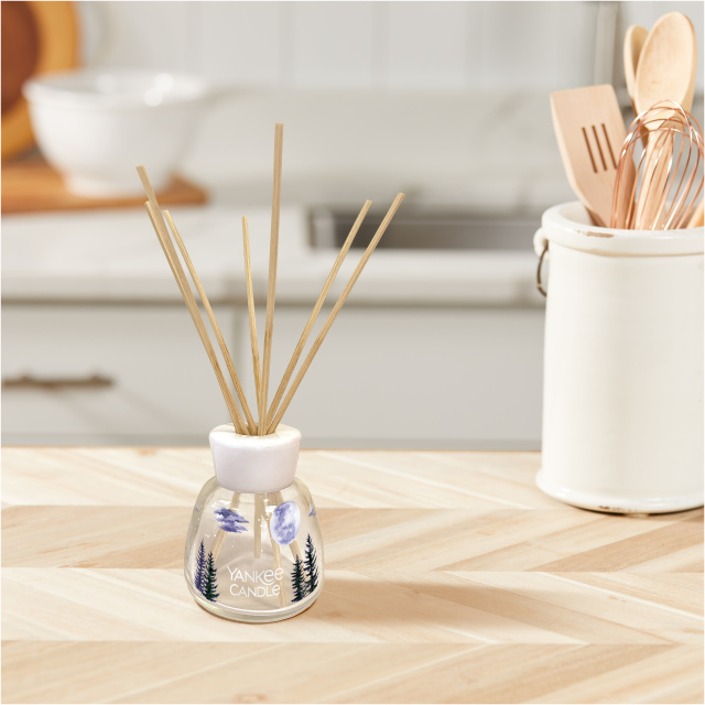 Porta l'atmosfera di una notte d'estate direttamente nella tua casa con il diffusore a bastoncini Yankee Candle Reed Diffuser - Midsummer's Night....