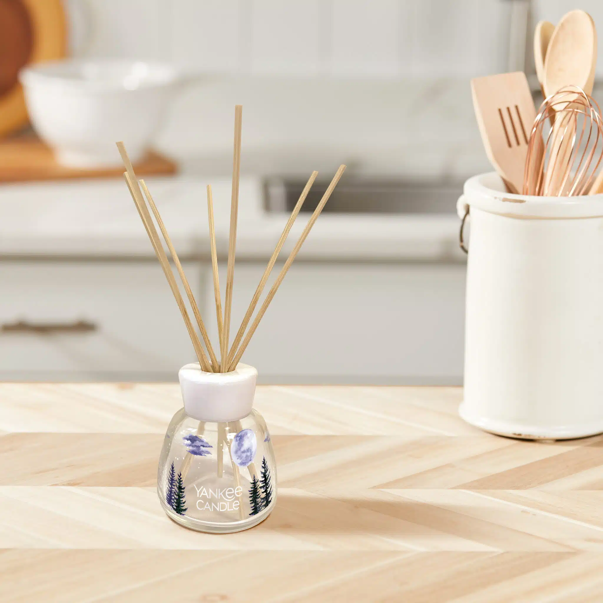 YANKEE CANDLE REED DIFFUSER MIDSUMMERS NIGHT Porta l'atmosfera di una notte d'estate direttamente nella tua casa con il diffusore a bastoncini Yankee Candle Reed Diffuser - Midsummer's Night....