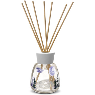 Porta l'atmosfera di una notte d'estate direttamente nella tua casa con il diffusore a bastoncini Yankee Candle Reed Diffuser - Midsummer's Night....