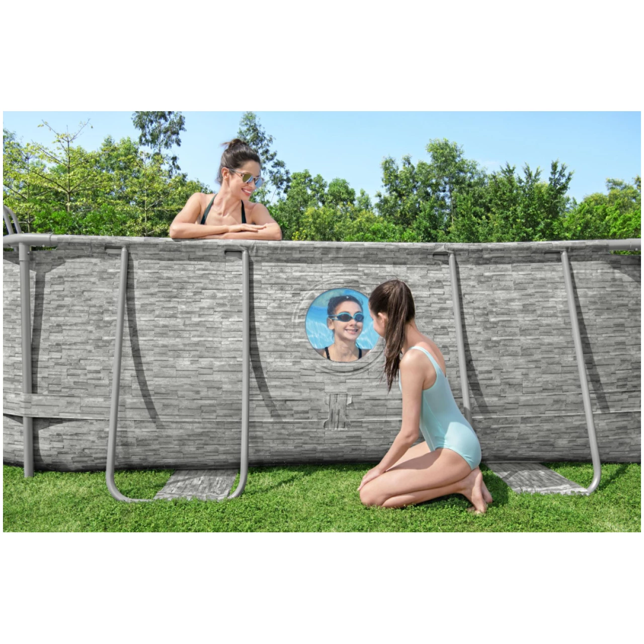 Vivi un'estate all'insegna del divertimento e del relax con la piscina Bestway Power Steel Swim Vista SeriesT SplashView, il modello ovale con oblò...