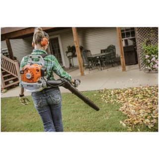 Il soffiatore a zaino STIHL BR 200 è l'alleato ideale per la rimozione di foglie, potature di siepi o erba tagliata su aree di grandi dimensioni....