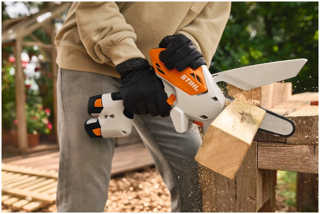 STIHL POTATORE A BATTERIA GTA 30 SET+2xAS2+AL5-2 Il potatore a batteria STIHL GTA 30 in set completo è la soluzione ideale per chi desidera iniziare subito i lavori di giardinaggio senza pensieri....