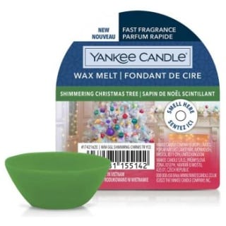 Immergiti nell'atmosfera scintillante delle feste con Shimmering Christmas Tree, una fragranza che cattura la magia natalizia. rn Le aldeidi...