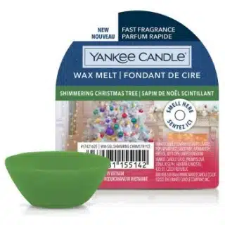 Immergiti nell'atmosfera scintillante delle feste con Shimmering Christmas Tree, una fragranza che cattura la magia natalizia. rn Le aldeidi...