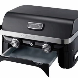 CAMPING GAZ ITALIA SRL BARBECUE ATTITUDINE 2100 LX Scopri un nuovo modo di vivere la grigliata con il Campingaz Attitude 2100 LX, il barbecue da tavolo che unisce design elegante, praticità e alte...