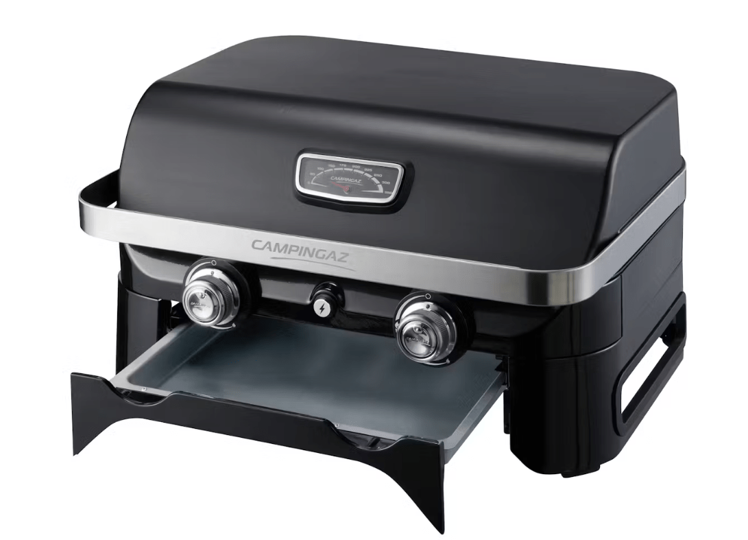 CAMPING GAZ ITALIA SRL BARBECUE ATTITUDINE 2100 LX Scopri un nuovo modo di vivere la grigliata con il Campingaz Attitude 2100 LX, il barbecue da tavolo che unisce design elegante, praticità e alte...