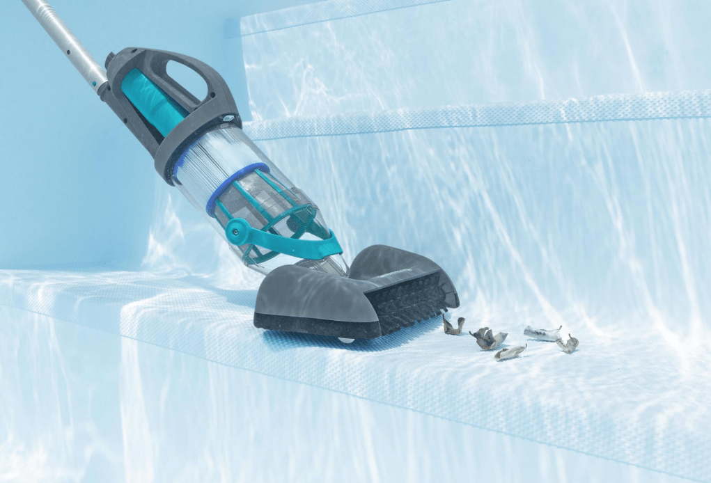 BESTWAY ASPIRATORE PORTATILE AQUAGRIP La manutenzione della piscina raggiunge nuovi standard di praticità e comfort grazie all'aspiratore ricaricabile AquaGrip, un dispositivo progettato...