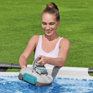 BESTWAY ROBOT X PISCINA AQUATRONIX G100 Il robot AquaTronix G100 rivoluziona la manutenzione della piscina introducendo un sistema di pulizia completamente automatico e privo di cavi,...