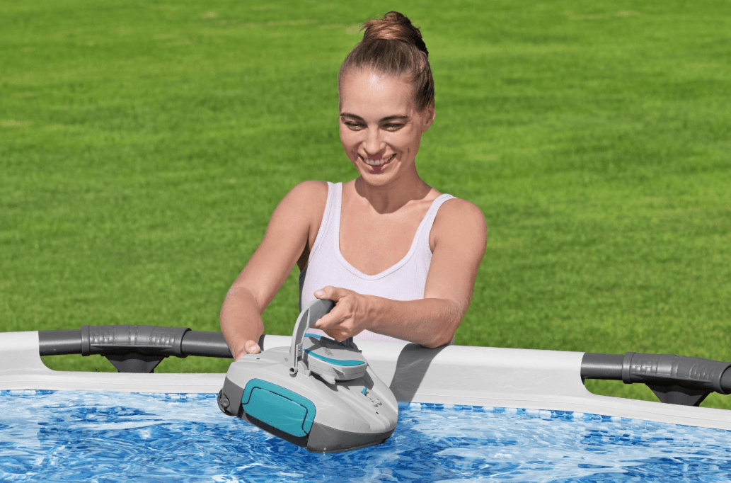 BESTWAY ROBOT X PISCINA AQUATRONIX G100 Il robot AquaTronix G100 rivoluziona la manutenzione della piscina introducendo un sistema di pulizia completamente automatico e privo di cavi,...
