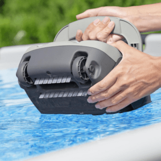 BESTWAY ROBOT X PISCINA AQUATRONIX G100 Il robot AquaTronix G100 rivoluziona la manutenzione della piscina introducendo un sistema di pulizia completamente automatico e privo di cavi,...