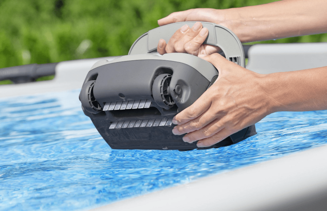 BESTWAY ROBOT X PISCINA AQUATRONIX G100 Il robot AquaTronix G100 rivoluziona la manutenzione della piscina introducendo un sistema di pulizia completamente automatico e privo di cavi,...