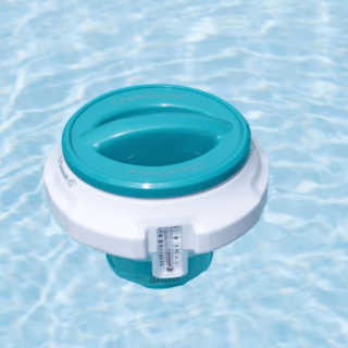 BESTWAY DOSATORE CLORO MEDIO C/TERMOMETRO Il dosatore galleggiante Bestway si presenta come l'alleato indispensabile per chi desidera gestire il trattamento chimico della propria piscina in...