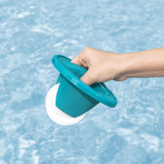BESTWAY DOSATORE CLORO MEDIO C/TERMOMETRO Il dosatore galleggiante Bestway si presenta come l'alleato indispensabile per chi desidera gestire il trattamento chimico della propria piscina in...