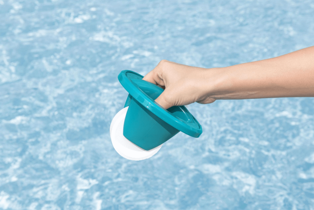 BESTWAY DOSATORE CLORO MEDIO C/TERMOMETRO Il dosatore galleggiante Bestway si presenta come l'alleato indispensabile per chi desidera gestire il trattamento chimico della propria piscina in...