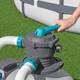 BESTWAY FILTRO SABBIA DA 11.355 L/H La pompa di filtraggio a sabbia da 11.355 L/h rappresenta il massimo dell'efficienza e della potenza per la cura delle piscine fuori terra, coprendo...