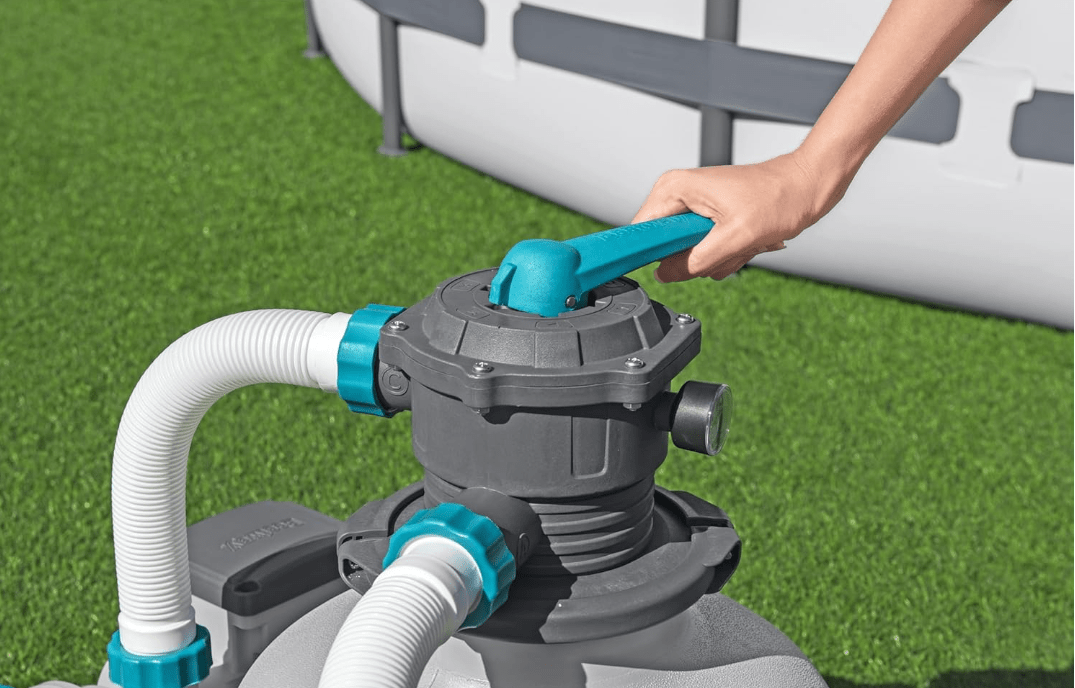 BESTWAY FILTRO SABBIA DA 11.355 L/H La pompa di filtraggio a sabbia da 11.355 L/h rappresenta il massimo dell'efficienza e della potenza per la cura delle piscine fuori terra, coprendo...