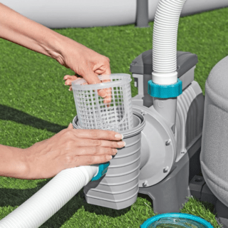 BESTWAY FILTRO SABBIA DA 11.355 L/H La pompa di filtraggio a sabbia da 11.355 L/h rappresenta il massimo dell'efficienza e della potenza per la cura delle piscine fuori terra, coprendo...