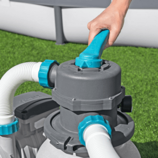 BESTWAY FILTRO SABBIA DA 6.056 L/H La pompa di filtraggio a sabbia Bestway da 6.056 L rappresenta l'evoluzione naturale per chi cerca un'acqua sempre limpida e sicura nella propria...