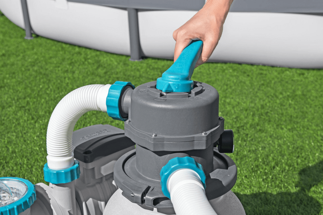 BESTWAY FILTRO SABBIA DA 6.056 L/H La pompa di filtraggio a sabbia Bestway da 6.056 L rappresenta l'evoluzione naturale per chi cerca un'acqua sempre limpida e sicura nella propria...