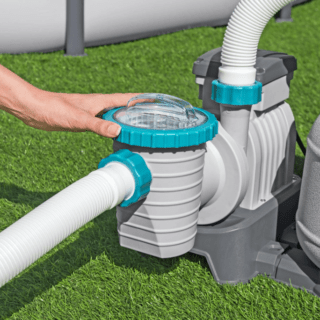 BESTWAY FILTRO SABBIA DA 6.056 L/H La pompa di filtraggio a sabbia Bestway da 6.056 L rappresenta l'evoluzione naturale per chi cerca un'acqua sempre limpida e sicura nella propria...