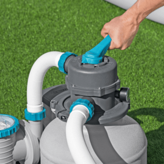 BESTWAY FILTRO SABBIA DA 8.327 L/H Ecco una descrizione fluida e discorsiva per questo modello ad alte prestazioni:n n La pompa di filtraggio a sabbia da 8.327 L/h rappresenta il top...