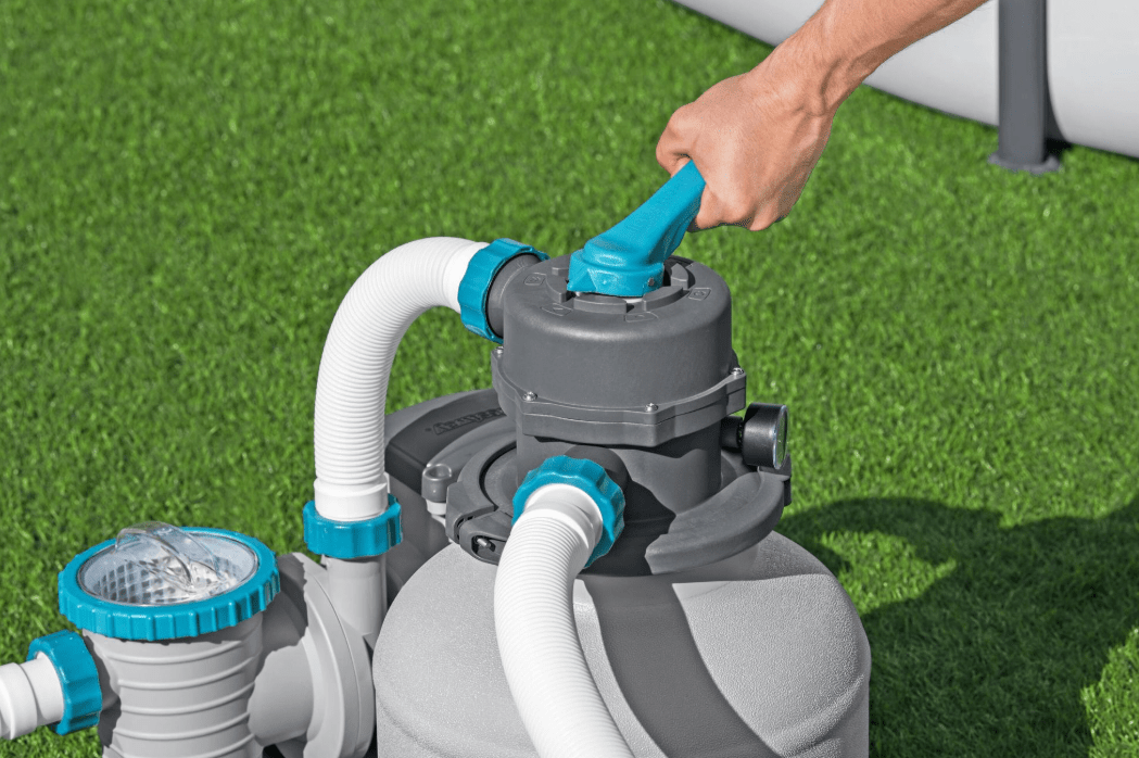 BESTWAY FILTRO SABBIA DA 8.327 L/H Ecco una descrizione fluida e discorsiva per questo modello ad alte prestazioni:n n La pompa di filtraggio a sabbia da 8.327 L/h rappresenta il top...