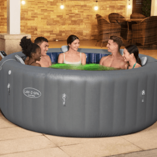 BESTWAY LAY-Z SPA SANTORINI MAXHOLD ENERGYSENSE SMART LUXE Immagina di tornare a casa dopo una lunga giornata e di poterti immergere in un abbraccio di acqua calda e bollicine, senza dover prenotare un centro...