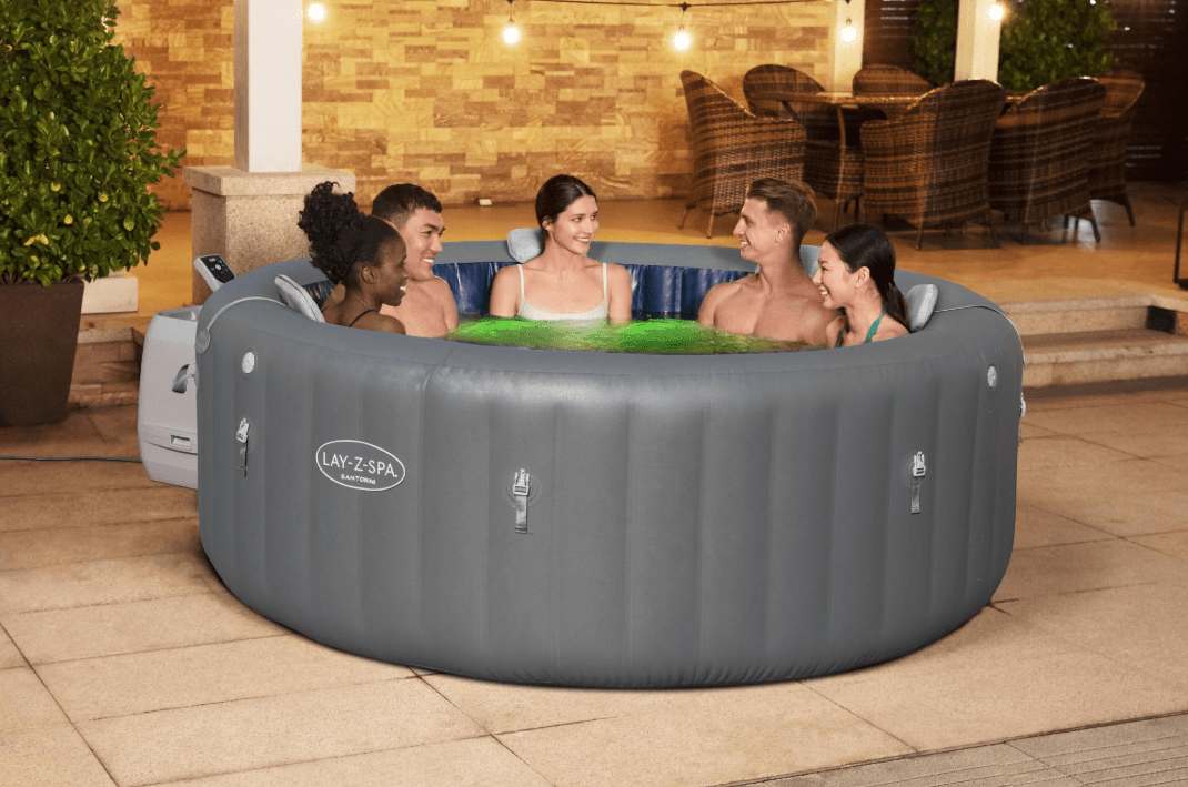 BESTWAY LAY-Z SPA SANTORINI MAXHOLD ENERGYSENSE SMART LUXE Immagina di tornare a casa dopo una lunga giornata e di poterti immergere in un abbraccio di acqua calda e bollicine, senza dover prenotare un centro...