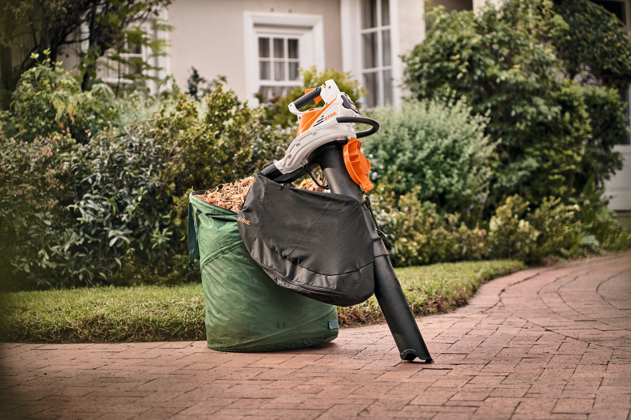 STIHL ASPIRATORE TRITURATORE SET SHA 56+AK20+AL101 SET Se stai cercando un modo definitivo, comodo e soprattutto silenzioso per liberare il tuo giardino dal caos delle foglie secche e dei residui di...