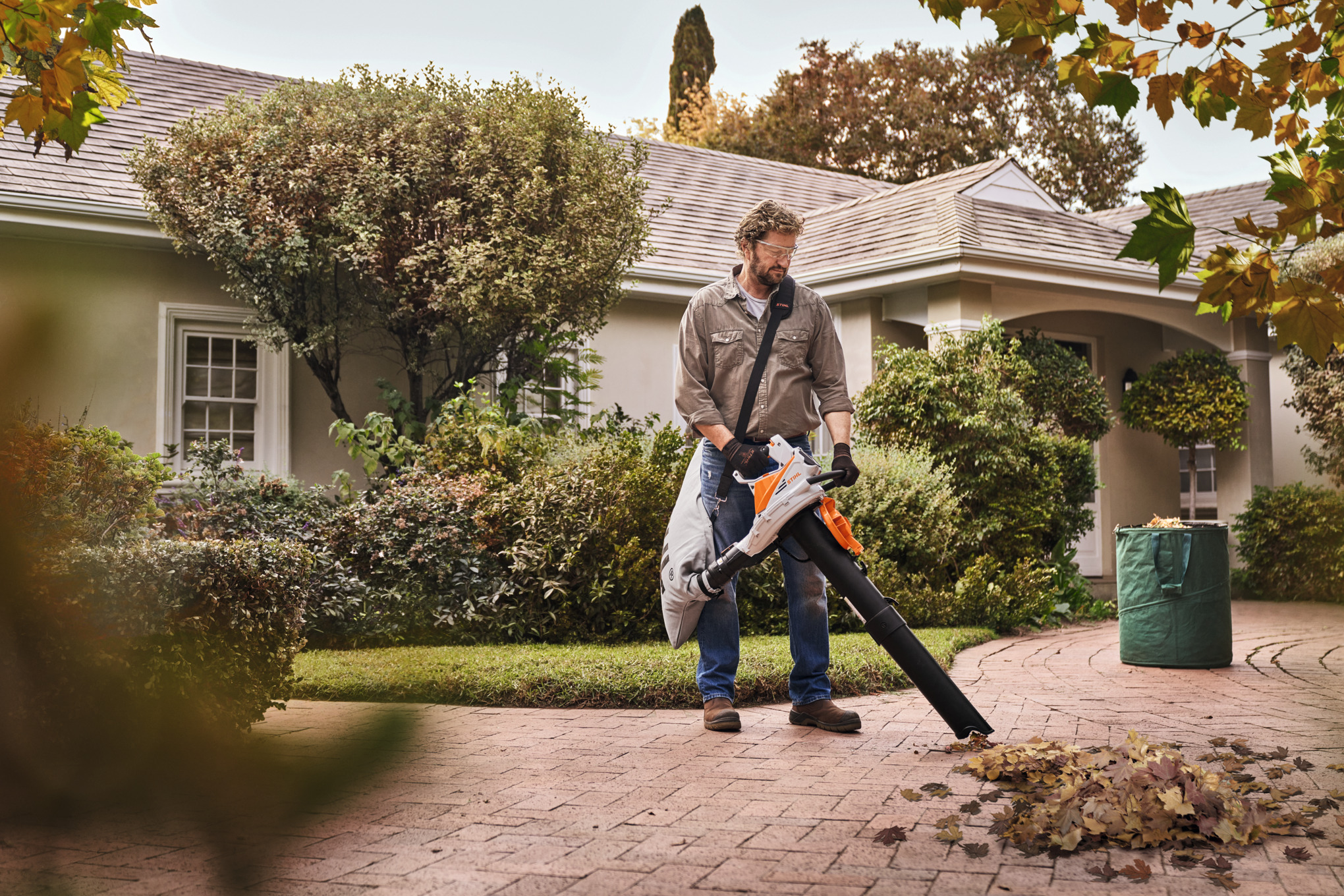 STIHL ASPIRATORE TRITURATORE SET SHA 56+AK20+AL101 SET Se stai cercando un modo definitivo, comodo e soprattutto silenzioso per liberare il tuo giardino dal caos delle foglie secche e dei residui di...