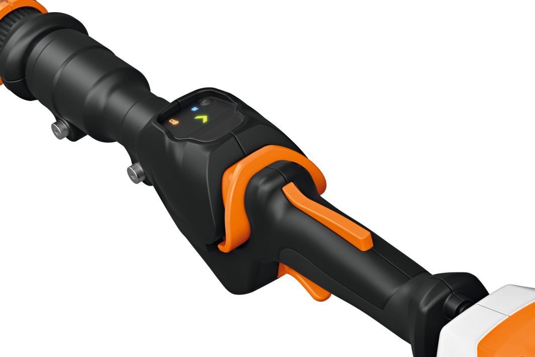 STIHL SRAMATORE LUNGO A BATT. HTA 140.0-B 30cm Il potatore telescopico a batteria STIHL HTA 140 B è lo strumento professionale definitivo per la cura avanzata degli alberi, la frutticoltura e gli...