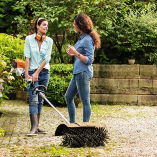 Prodotti in promozione 211 La spazzola rotante KB-KM è l'accessorio perfetto da applicare ai motori del sistema multifunzione Kombi per affrontare le pulizie esterne più...