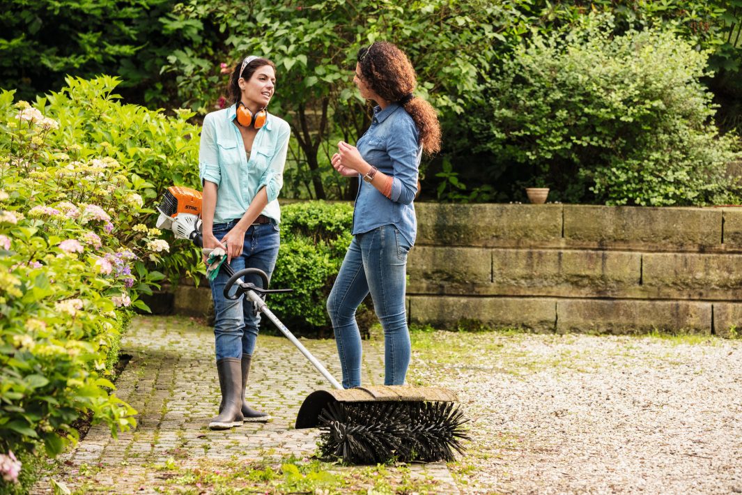 STIHL SPAZZOLONE ROTATIVO KB-KM La spazzola rotante KB-KM è l'accessorio perfetto da applicare ai motori del sistema multifunzione Kombi per affrontare le pulizie esterne più...