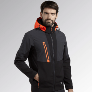 Prodotti in promozione 459 La giacca Diadora Softshell Hybrid nella grintosa tonalità Nero rappresenta la perfetta evoluzione dell'abbigliamento tecnico moderno, fondendo la...