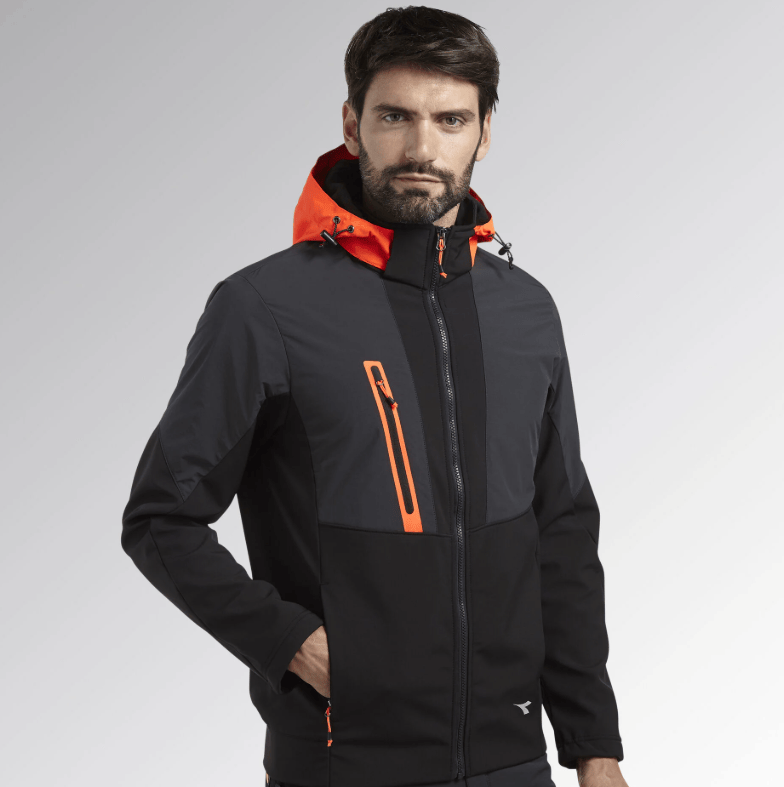 DIADORA GIACCA SOFTSHELL HYBRID NERO TG.3XL La giacca Diadora Softshell Hybrid nella grintosa tonalità Nero rappresenta la perfetta evoluzione dell'abbigliamento tecnico moderno, fondendo la...