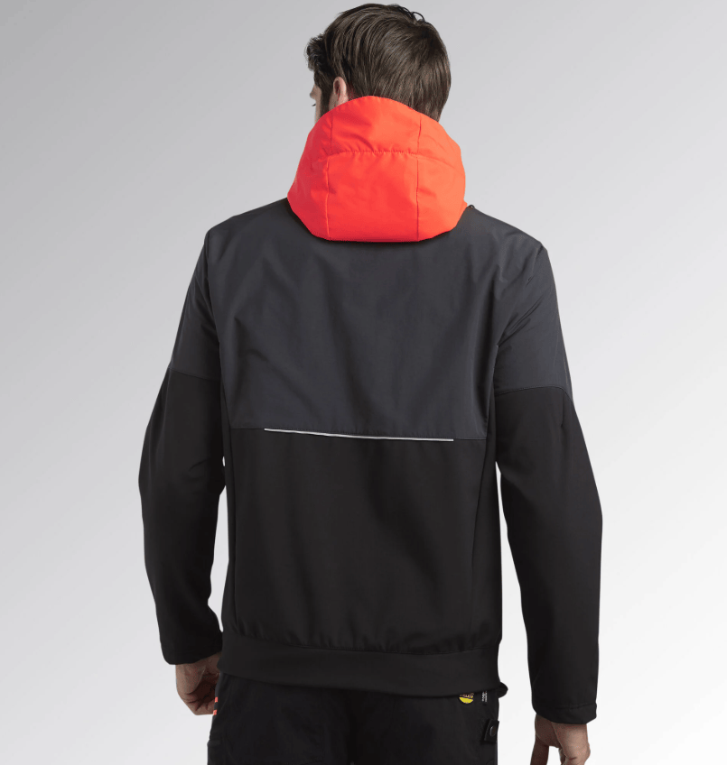 DIADORA GIACCA SOFTSHELL HYBRID NERO TG.3XL La giacca Diadora Softshell Hybrid nella grintosa tonalità Nero rappresenta la perfetta evoluzione dell'abbigliamento tecnico moderno, fondendo la...