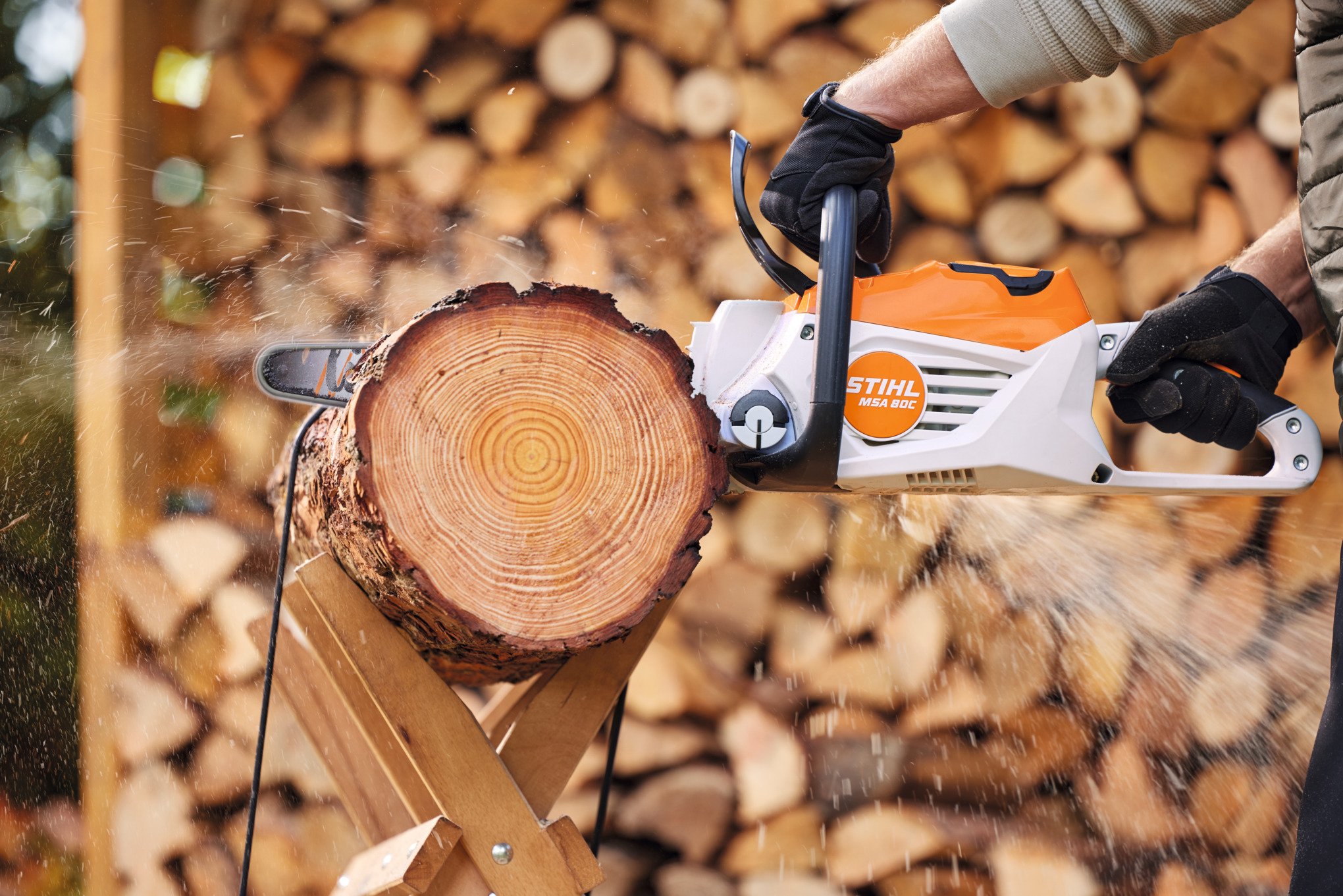 STIHL MOTOSEGA MSA 80.0 C-B rn La motosega a batteria MSA 80 di STIHL è uno strumento innovativo essenziale per chi cerca potenza e praticità senza compromessi, ideale per...